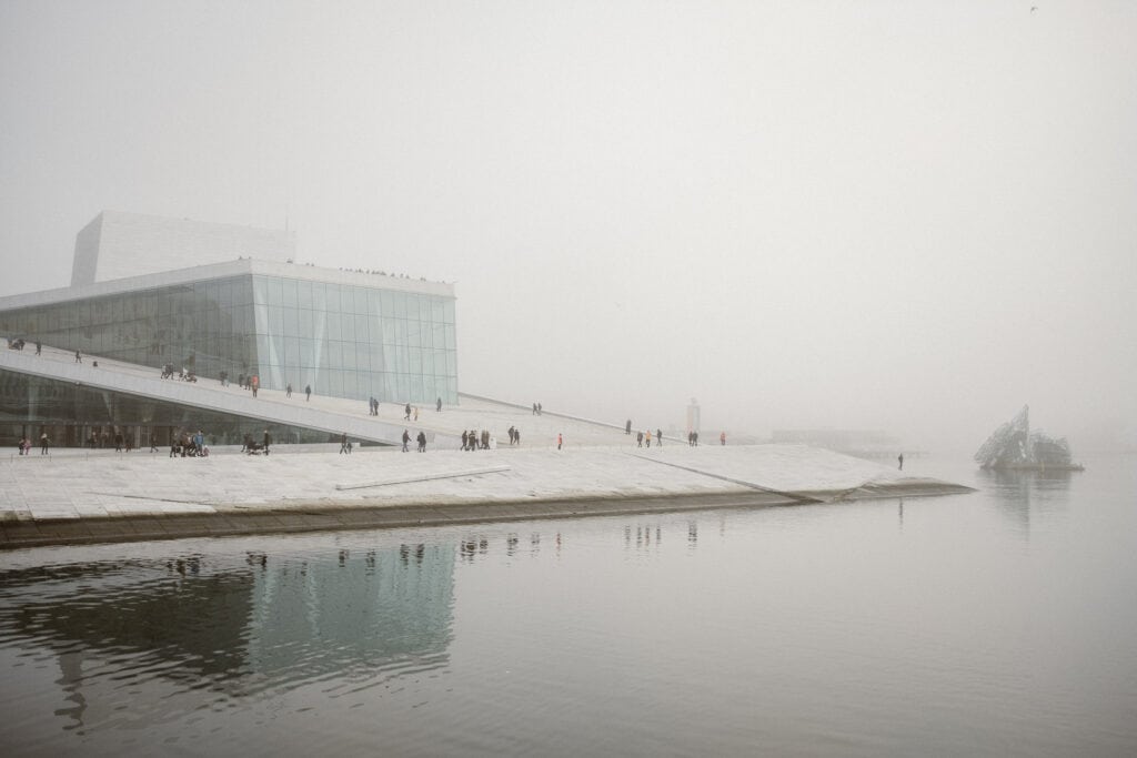 Operahuset i Oslo i skodde